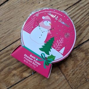 NWT frosted berry bath bomb